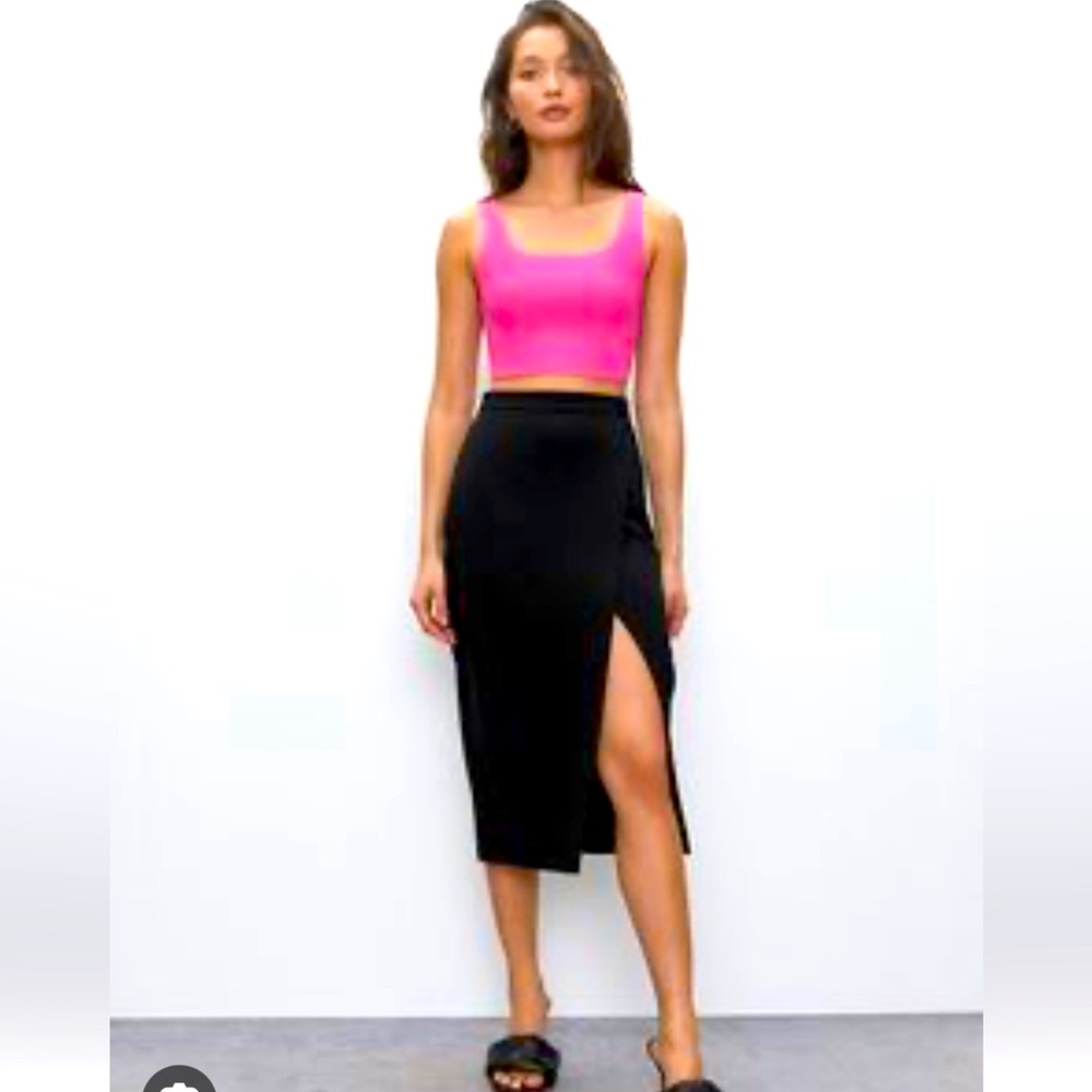 ARITZIA BRAND NEW LEONA SKIRT. SIZE 2. BLACK.